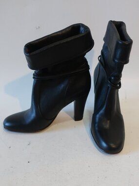 Womens Mandarine Black Pull-On Leather Block Heel Booties 6.5